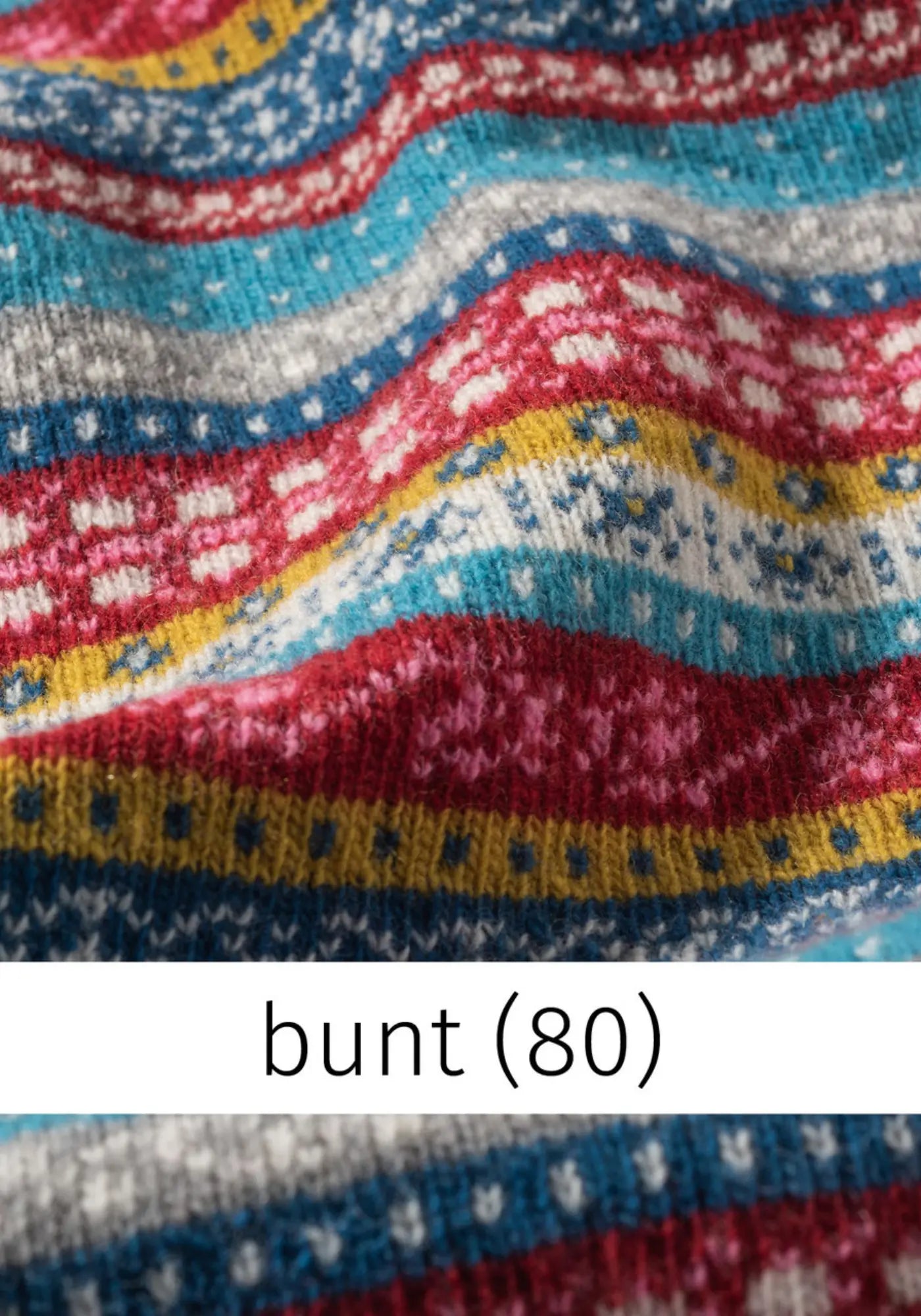 Nahaufnahme des bunten Strickpullovers Smilla aus 100% muselingfreier Schurwolle in leuchtenden Farben. Ideal für kühlere Tage.