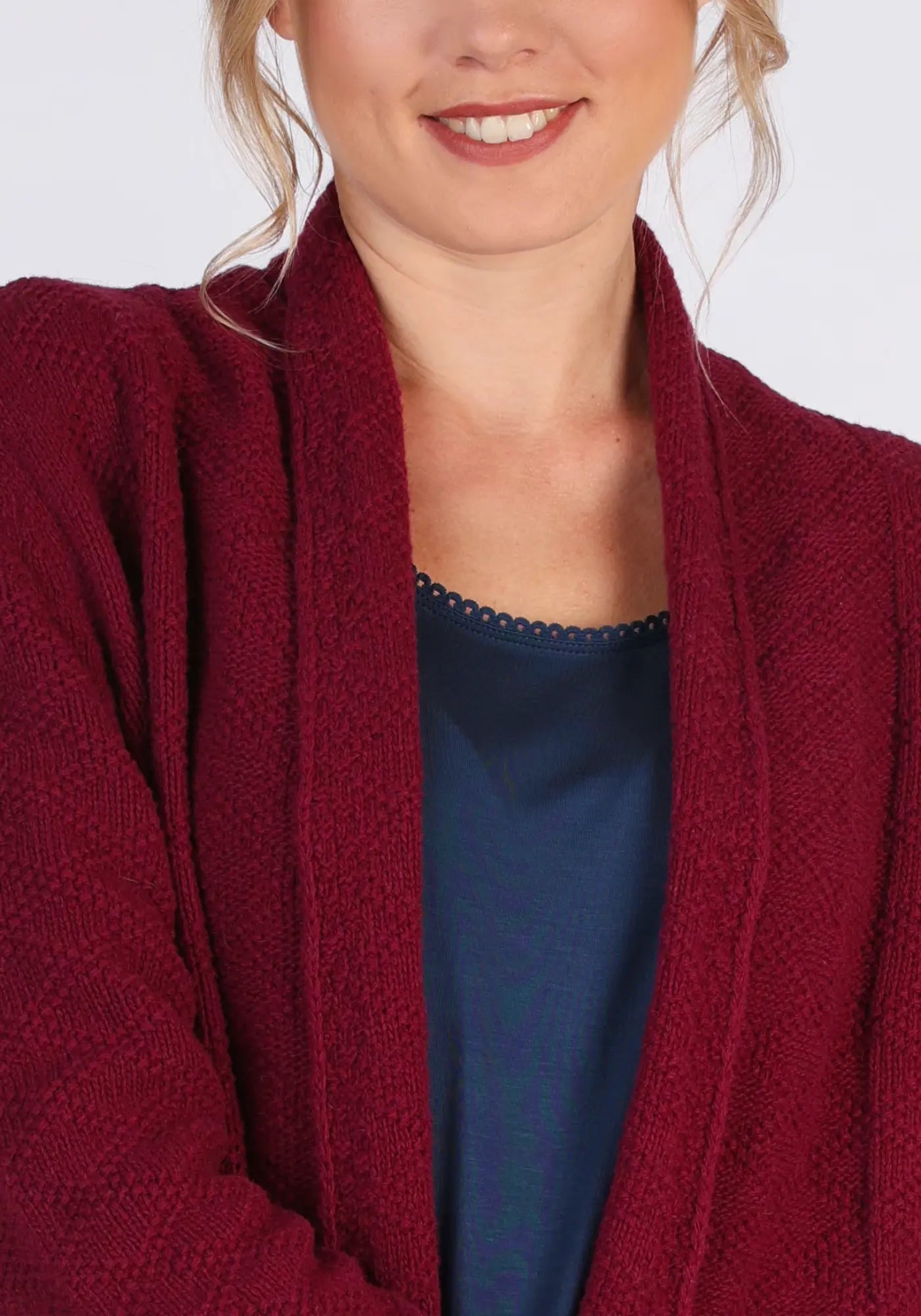 Die Ebbie Strickjacke in Rot ist die perfekte Wahl für einen stilvollen Look. Der Schalkragen und der weiche Wollmix bieten Komfort und Eleganz in einem.