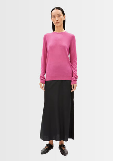 Frontansicht des feinen Merinopullovers in Crushed Berry, der durch seine hohe Wärmeisolierung und weiche Haptik ideal für den Alltag ist.