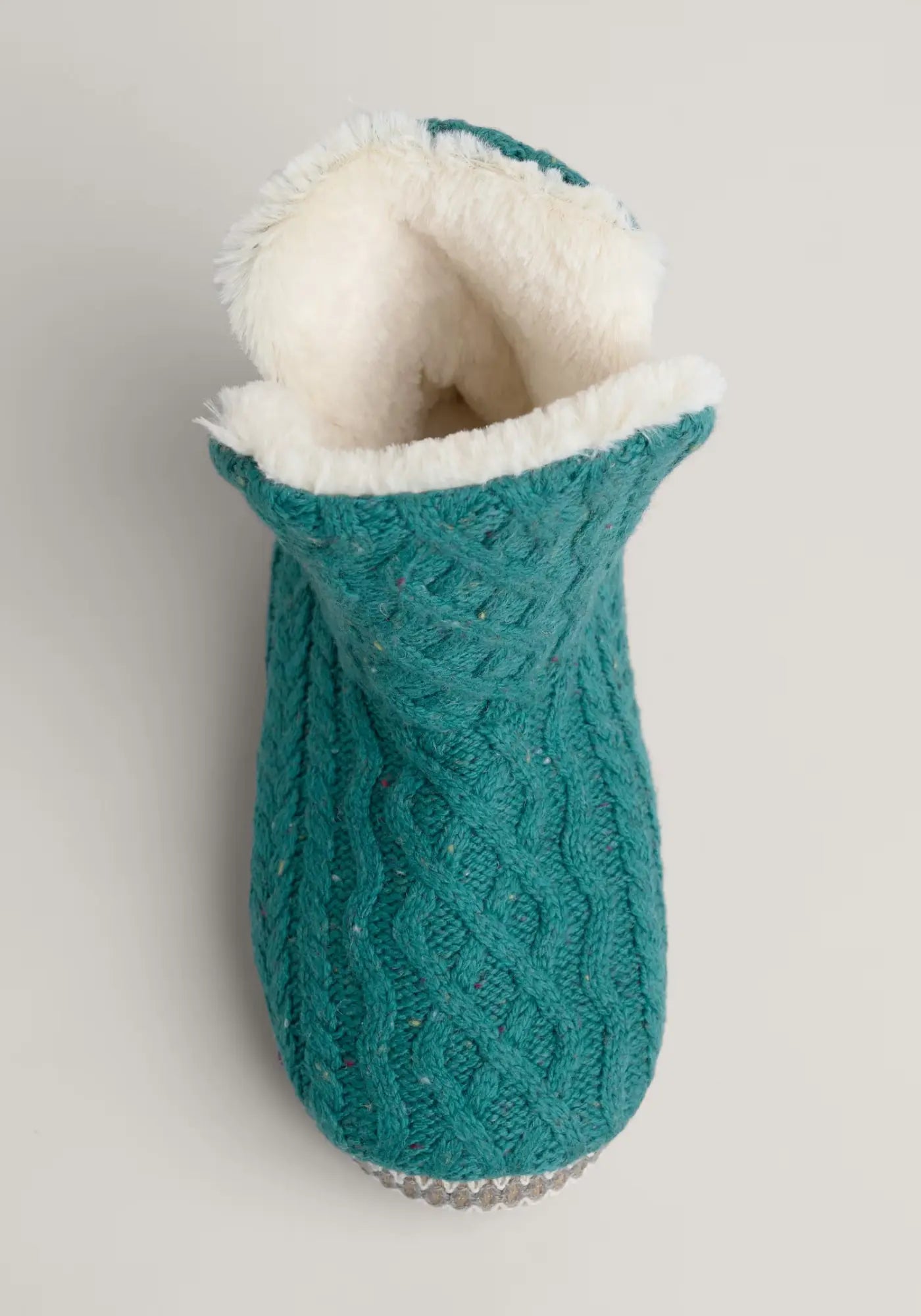 Warme Slipper Booties mit gestepptem Muster an der Sohle und sanft griffiger Gummisohle.