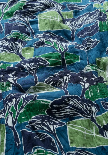 GOTS-zertifizierte Larissa Bluse aus Bio-Baumwolle, mit Sketchbook Trees Sea Cave Muster, ideal für modische und umweltbewusste Frauen.