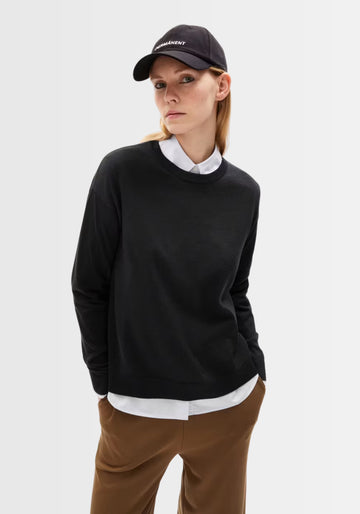 Halbseitige Ansicht des Larunaa Sweaters, gefertigt aus 50% Bio-Baumwolle und 50% TENCEL™ Lyocell, mit Rundhalsausschnitt und feinem Strickmuster.