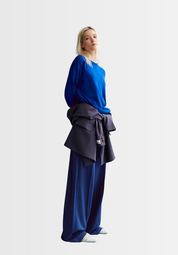 Seitenansicht des Larunaa Sweaters in lapis blue, der durch seinen lässigen Loose Fit und feinen Strick überzeugt – perfekt kombinierbar zu Jeans oder Röcken.

