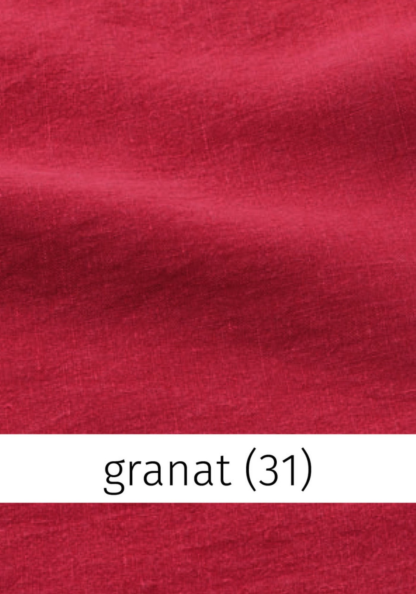 Nahaufnahme des intensiv roten Leinenstoffs in der Farbe Granat (31), weich fallend und hochwertig verarbeitet, perfekt für sommerliche Outfits.
