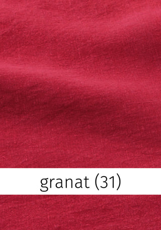 Nahaufnahme des intensiv roten Leinenstoffs in der Farbe Granat (31), weich fallend und hochwertig verarbeitet, perfekt für sommerliche Outfits.

