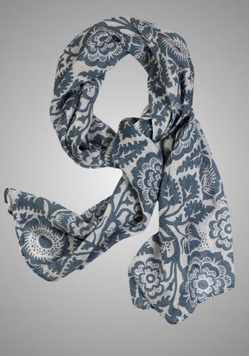 Großer, dunkelblauer Leinenschal Tinna mit floralem Muster auf hellem Untergrund, aus 100% Leinen für einen stilvollen Look.