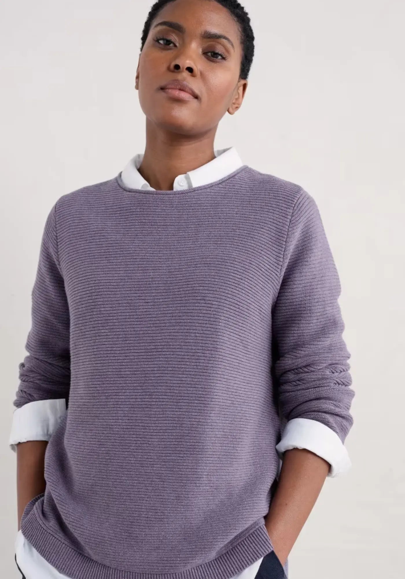 Makers Pullover in Purple Grey aus 100% Bio-Baumwolle, erhältlich bei lieblingsstuecke.shop. Fair produziert und perfekt für stilvolle Outfits.