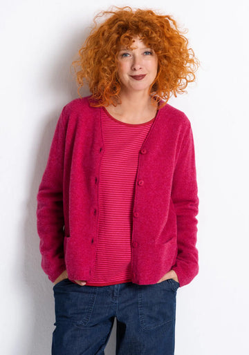 Model trägt die Meliert Strickjacke in Granat, gefertigt aus reiner Schurwolle von HEIDEKÖNIGIN. Zeitloser und nachhaltiger Look für kalte Tage.


