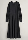 Klassisch elegantes Damenkleid aus weicher, GOTS-zertifizierter Bio-Baumwolle mit taillierter Passform und Rundhalsausschnitt.