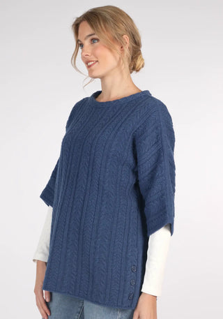 Mitzi Pullover in Blau: Weicher Lambswool-Mix und lässiger Schnitt machen ihn zum idealen Begleiter für entspannte und stilvolle Tage.