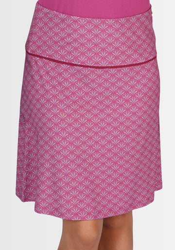 Ein Model trägt den Rock „Amanda – spring feather“ in intensiven Rottönen. Der elastische Gummibund mit feiner Spitze schmiegt sich angenehm an die Figur an und verleiht dem Outfit einen verspielten Look.