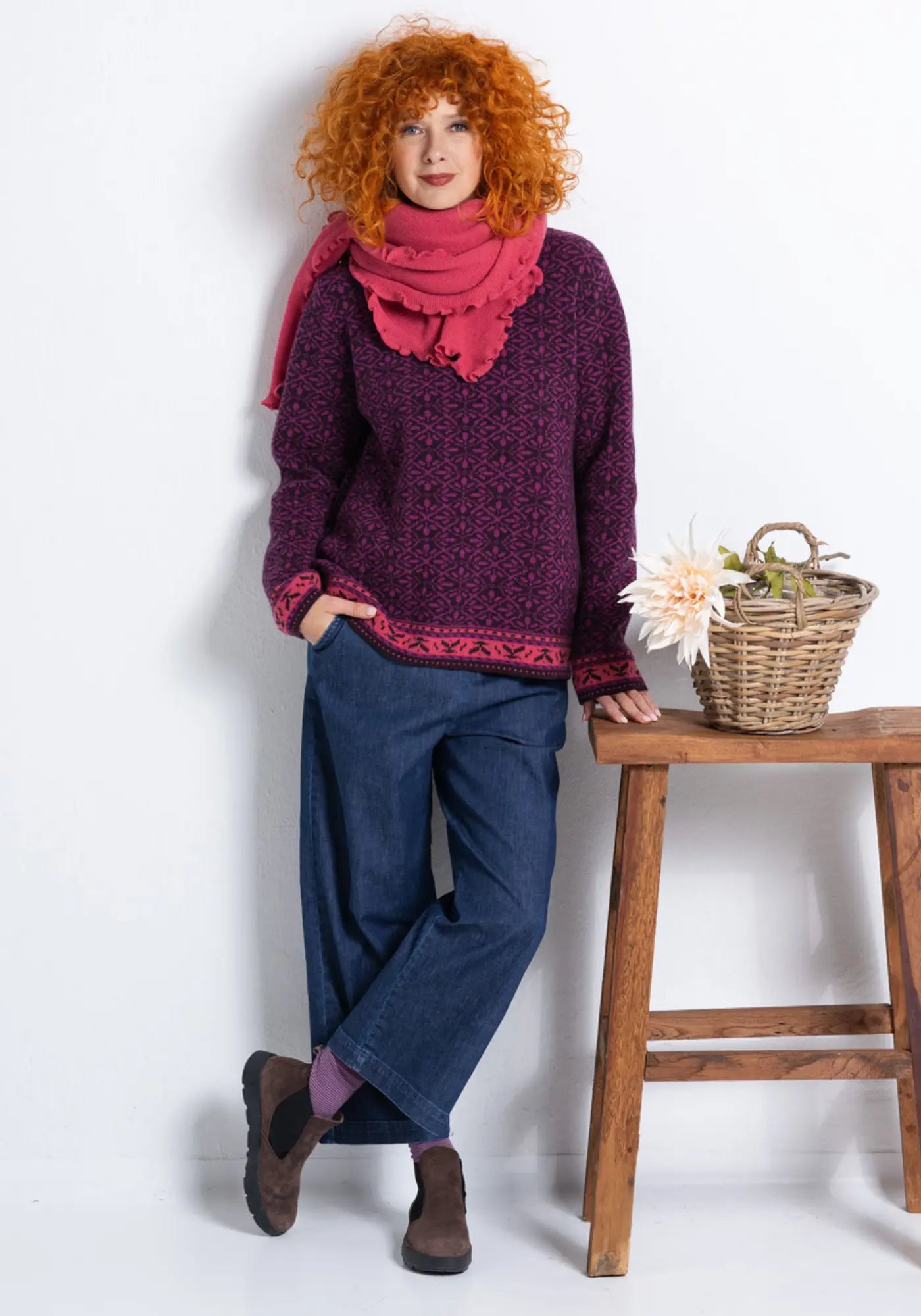 Runi Strickpullover in rosine, 100% muselingfreie Schurwolle, Jacquard-Muster, nachhaltige Herstellung in Litauen.