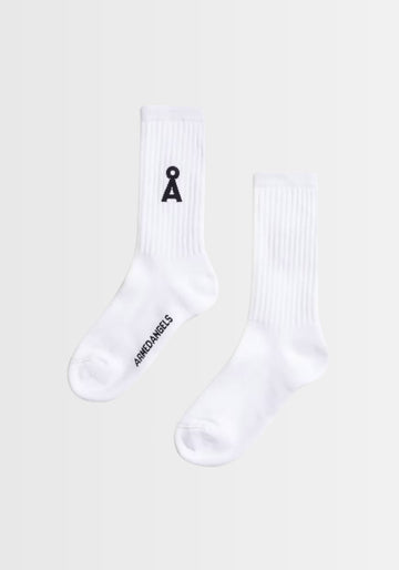 Freigestellte Ansicht der SAAMUS BOLD Socks in strahlendem Weiß. Hergestellt in Braga, Portugal, unterstreichen sie mit Bio-Baumwolle und recycelten Fasern ihren umweltfreundlichen Anspruch. Dank elastischem Bündchen sitzen sie passgenau und eignen sich perfekt als stilvolle Basics für jeden Tag.