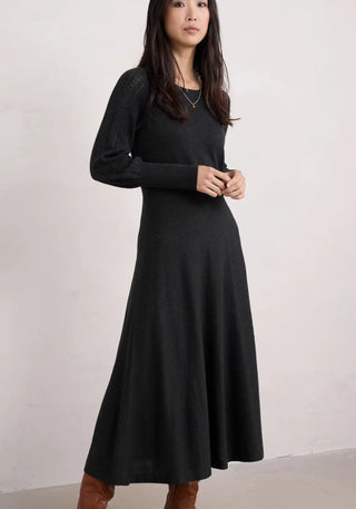 Strickkleid in Onyx mit langen gerippten Bündchen, sanft taillierter Form und ausgestelltem Rock in Midi-Länge.