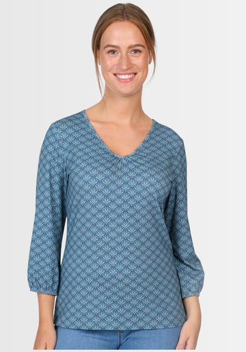 Vorderansicht des Shirts „Andria“ in klassischem Dunkelblau (navy) mit gerafftem, herzförmigem Ausschnitt und 7/8-Ärmeln. Das nachhaltige Viskose-Elasthan-Material verleiht ihm einen angenehmen Tragekomfort.