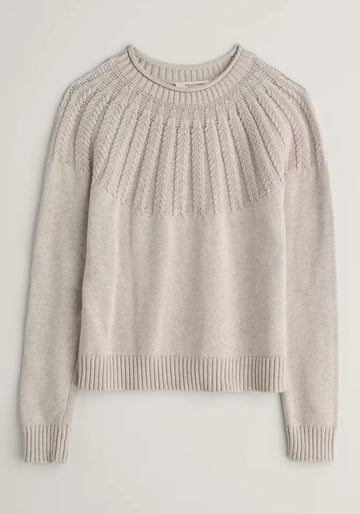 Stone Chat Pullover in Beige von Seasalt Cornwall, aus weicher Bio-Baumwolle mit Feder-Muster an Joch und Raglanärmeln. Bequemer Rundhals-Schnitt.