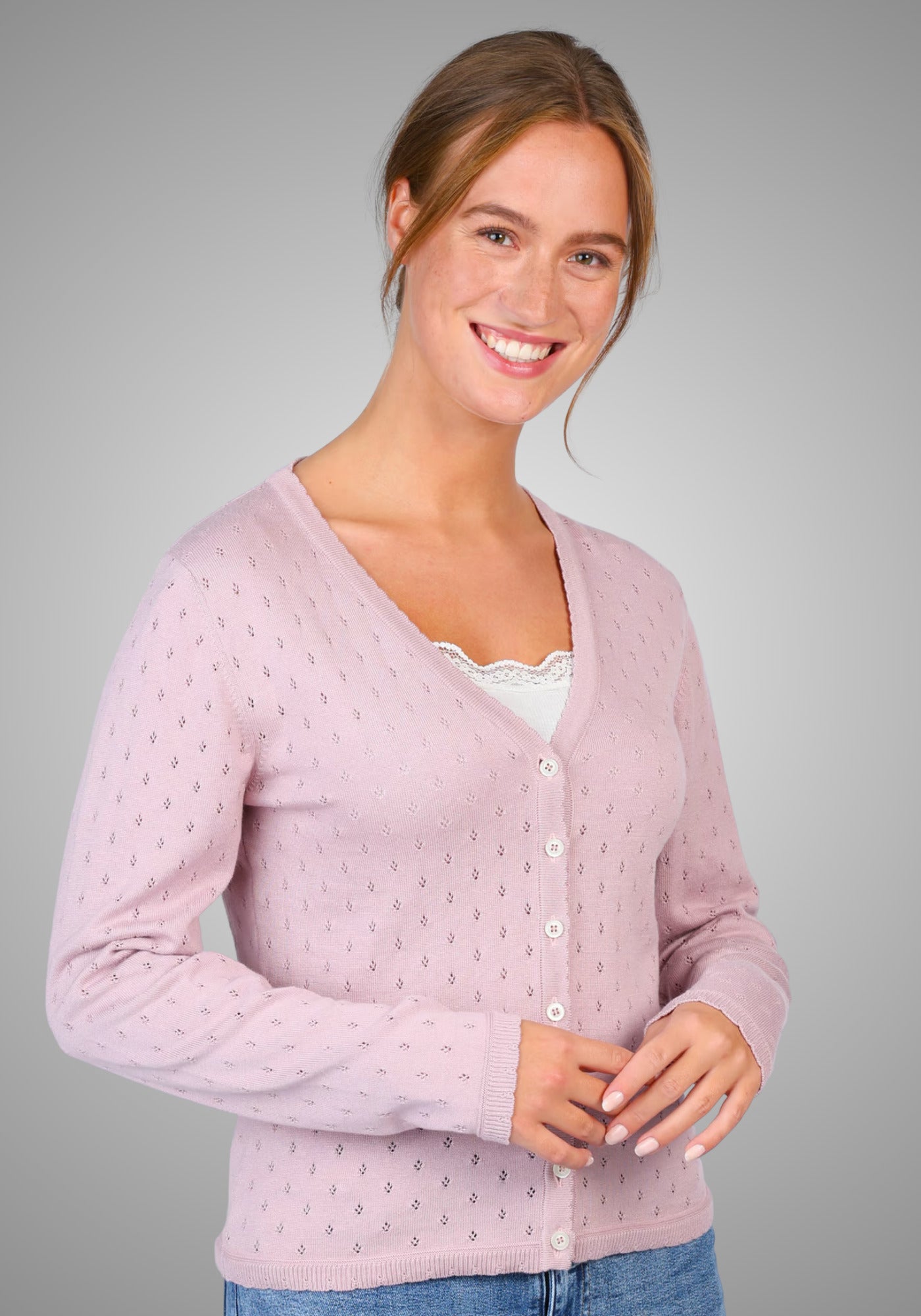 Detailaufnahme des feinen Ajourmusters und der aufwendig gearbeiteten Strickkanten der rosa Strickjacke „Amily“, gefertigt aus einem 50/50 Baumwolle-Modal-Mix.