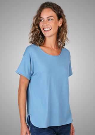 Model trägt das T-Shirt „Betzi“ in Schwedischblau mit rundem Halsausschnitt, gefertigt aus LENZING™ ECOVERO™-Viskose und Elasthan für einen weichen Griff.