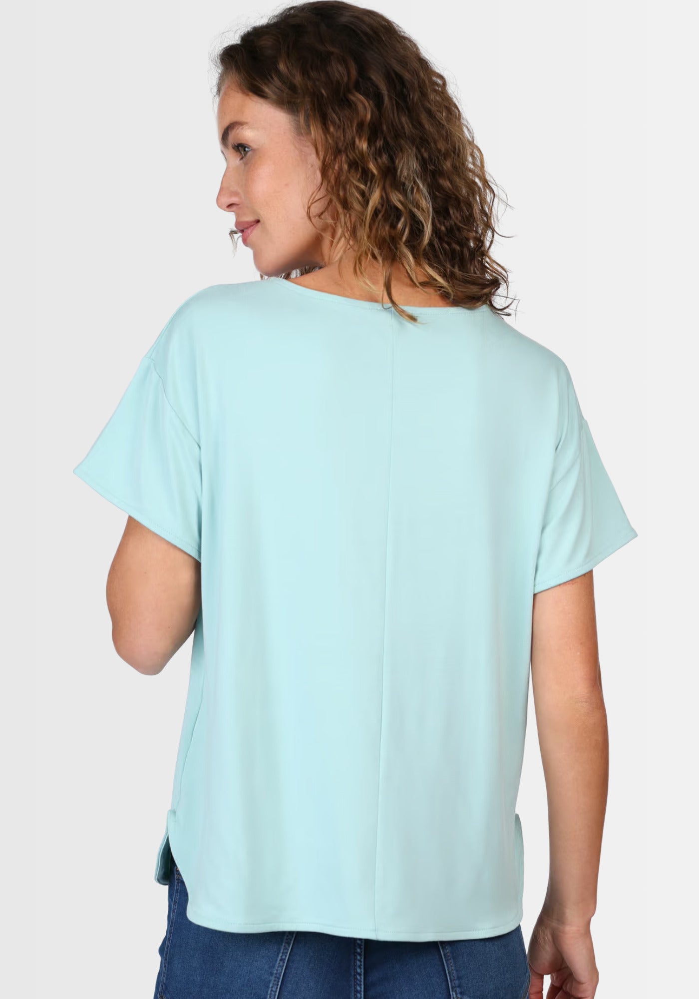 Rückansicht des Basic T-Shirts "Betzi" in Turquoise, das durch seinen schlichten, einfarbigen Look und die komfortable Passform besticht.

