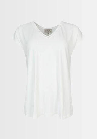 Freigestellte Ansicht des T-Shirts „Nylara“ in Ivory von Sorgenfri Sylt. Hergestellt aus nachhaltiger LENZING™ ECOVERO™ Viskose und Elasthan, besticht es durch einen lockeren, luftigen Schnitt und einen raffinierten V-Ausschnitt – perfekt für den täglichen Tragekomfort.
