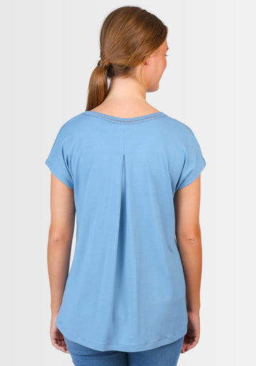 Detailaufnahme der weichen, leichten Viskose-Struktur des T-Shirts „Nylara“ in Swedish Blue. Die nachhaltige Materialmischung aus LENZING™ ECOVERO™ Viskose und Elasthan garantiert ein angenehmes Tragegefühl.