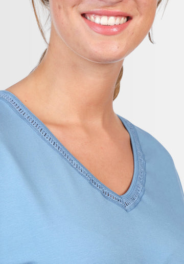 Nahaufnahme des eleganten V-Ausschnitts des T-Shirts „Nylara“ in Swedish Blue. Der feine Stoff aus LENZING™ ECOVERO™ Viskose sorgt für einen femininen Look und hohen Tragekomfort.

