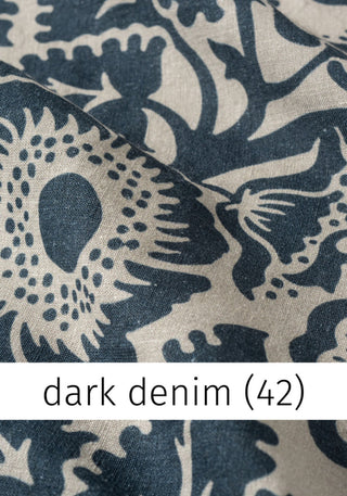 Detailaufnahme des floralen Stoffmusters in Dunkelblau (dark denim) auf beigem Untergrund des Leinen-Blusenshirts "Tinna" von Heidekönigin.