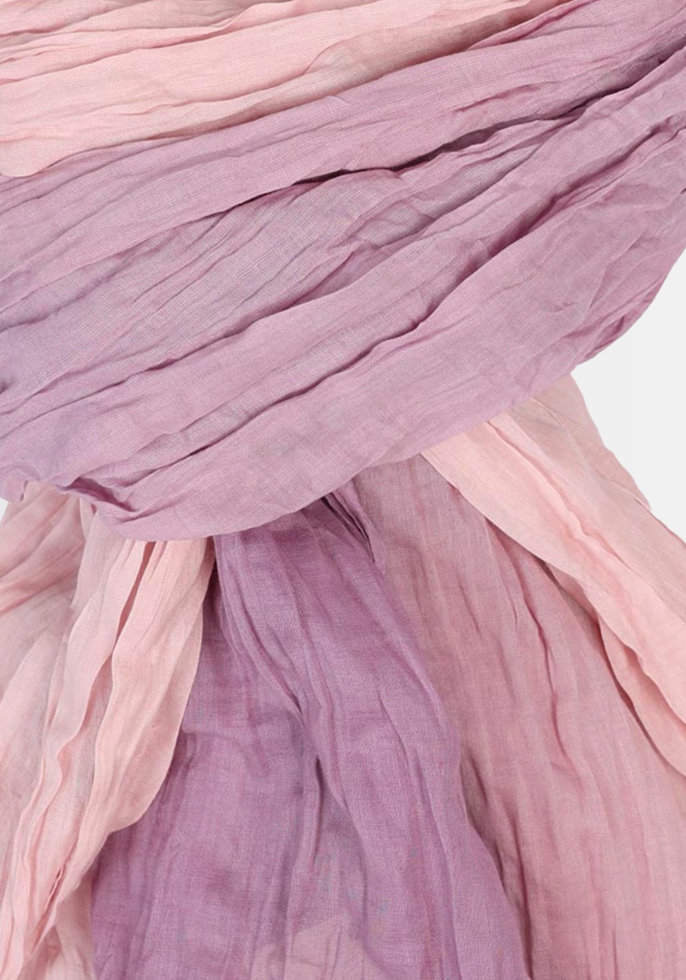 Nahaufnahme des Tuchs „Asta – Lavender“, das den zarten, fließenden Farbverlauf und die hochwertige Baumwollstruktur zeigt. Die harmonischen Lavendelnuancen machen den Schal zu einem stilvollen Begleiter.

