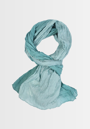 Freigestellte Ansicht des Tuchs „Asta – Mermaid“ in Blau, gefertigt aus 100% weicher Baumwolle. Der harmonische Farbverlauf und die lebendigen, meerjungfraueninspirierten Farben machen diesen Schal zu einem vielseitigen Accessoire.

