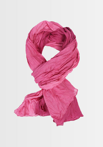 Freigestellte Ansicht des Tuchs „Asta – raspberry“ in satten, lebendigen Rottönen, gefertigt aus 100% weicher Bio-Baumwolle. Der harmonische Farbverlauf macht den Schal zu einem vielseitigen Accessoire für jeden Look.

