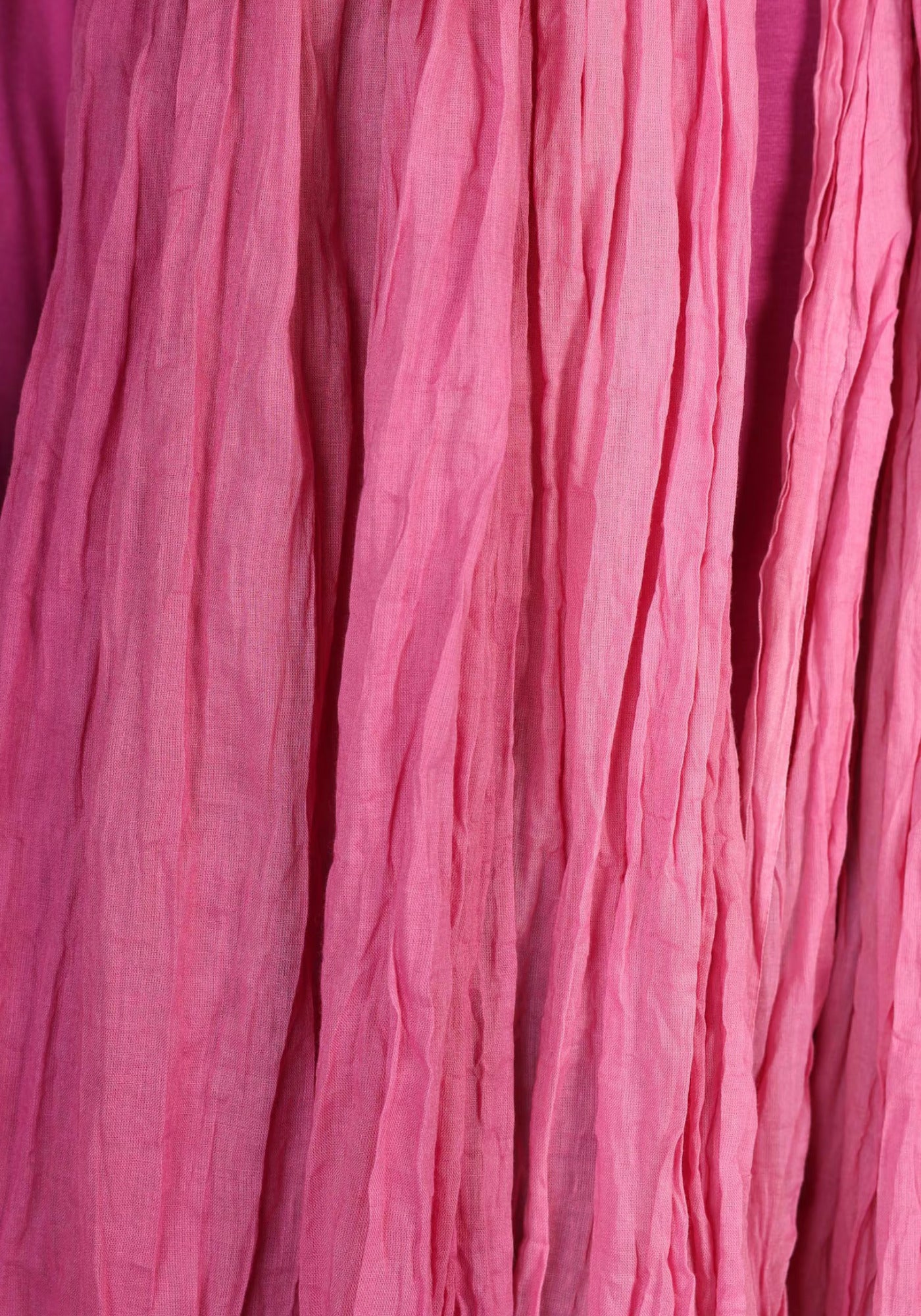 Freigestellte Detailaufnahme des Tuchs „Asta – raspberry“, das durch seinen harmonischen, fließenden Farbverlauf besticht. Der weiche Bio-Baumwollstoff unterstreicht die hohe Verarbeitungsqualität und Vielseitigkeit des Schals.

