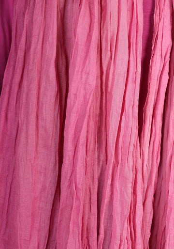 Freigestellte Detailaufnahme des Tuchs „Asta – raspberry“, das durch seinen harmonischen, fließenden Farbverlauf besticht. Der weiche Bio-Baumwollstoff unterstreicht die hohe Verarbeitungsqualität und Vielseitigkeit des Schals.


