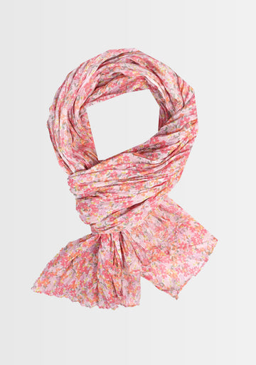 Freigestellte Ansicht des Tuchs „Inesse – rose“ in zarten Rosatönen, gefertigt aus 100% Bio-Baumwolle. Der exklusive florale Druck und der harmonische Farbverlauf machen diesen Schal zum idealen, vielseitig kombinierbaren Accessoire.
