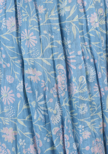 Detailaufnahme der weichen, atmungsaktiven Struktur des Tuchs „Lorie – Swedish Blue“. Das elegante, floral bedruckte Design und die erstklassige Verarbeitung aus 100% Baumwolle machen diesen Schal zum perfekten Accessoire.

