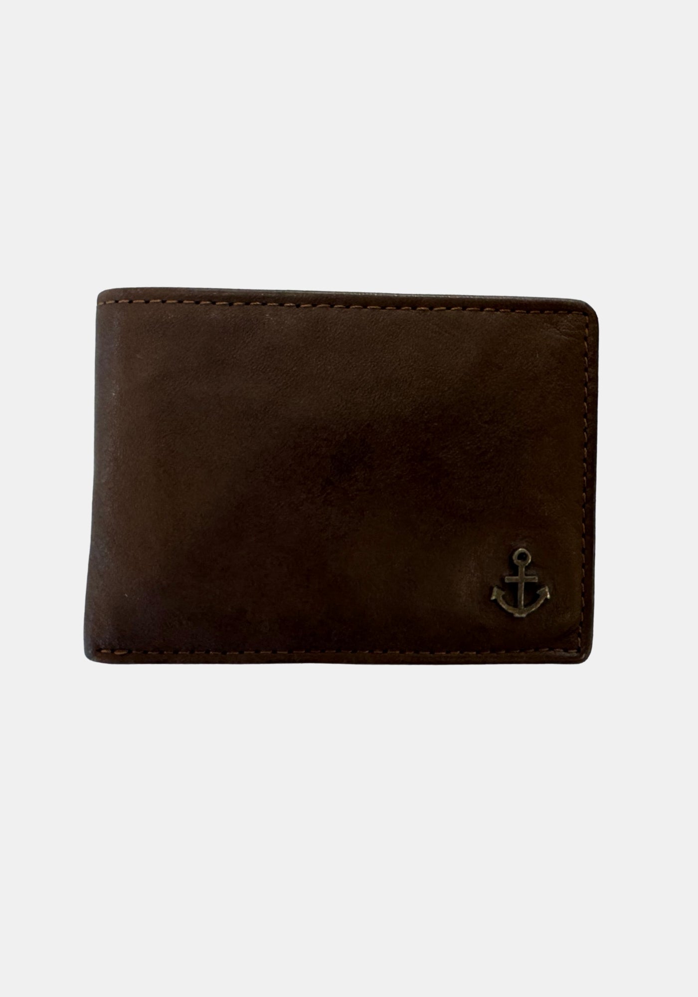 Frontansicht der geschlossenen Geldbörse Thorin in Chocolate Brown mit kleinem Anker‑Emblem am Vorderflügel
