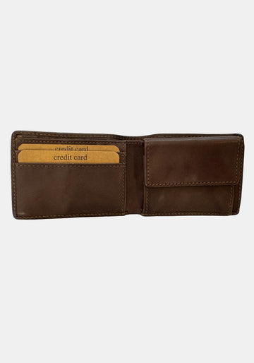 Geöffnete Harbour 2nd Geldbörse Thorin in Chocolate Brown – Sicht auf Münzfach mit Druckknopf, Scheinfach und vier Kartenfächer