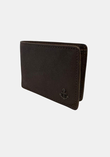 Schrägansicht der geschlossenen Geldbörse Thorin in Chocolate Brown – kompakte Form und seitlicher Blick auf das Anker‑Logo