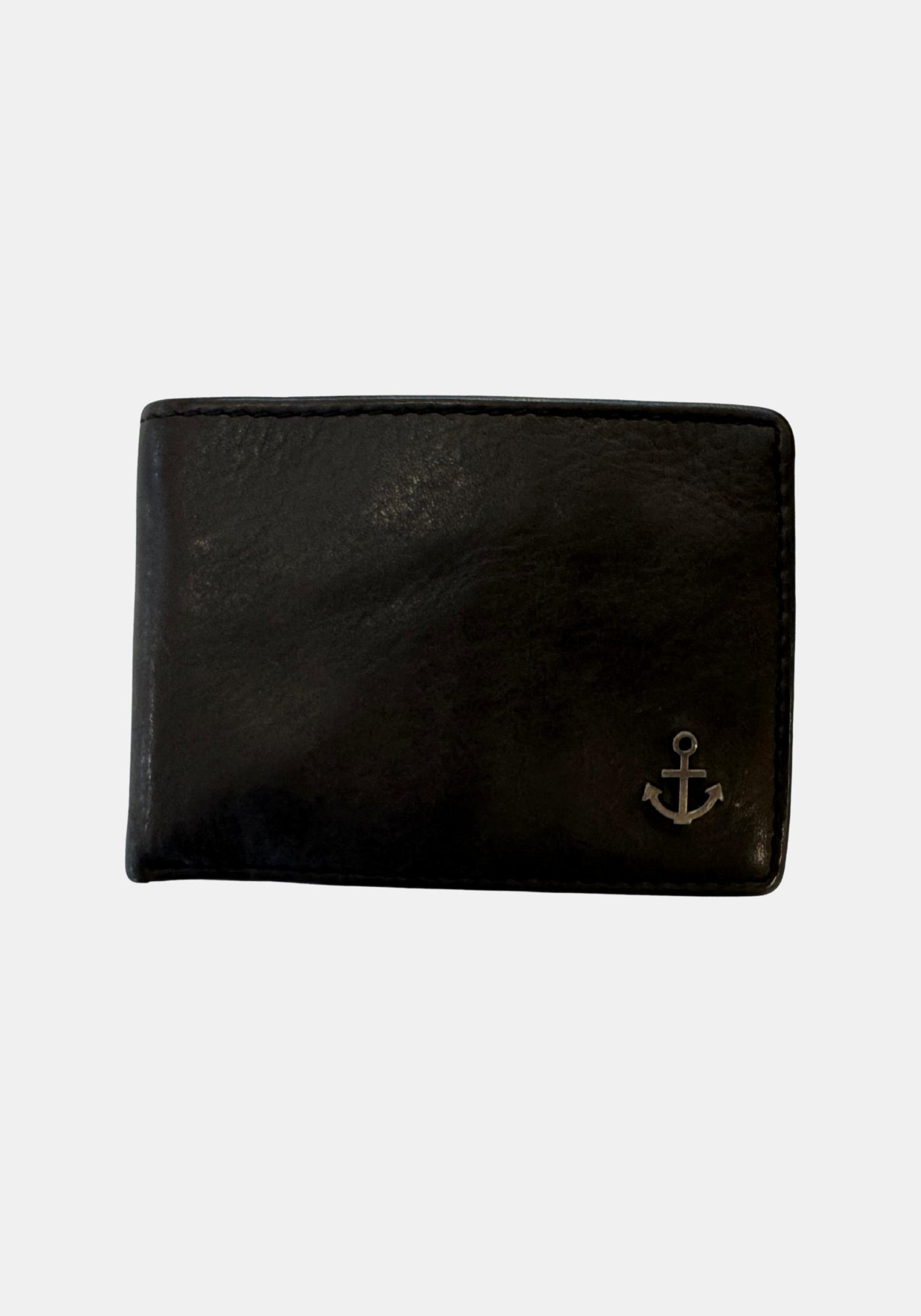 Frontansicht der geschlossenen Geldbörse Thorin in Dark Ash mit kleinem Anker‑Emblem am Vorderflügel