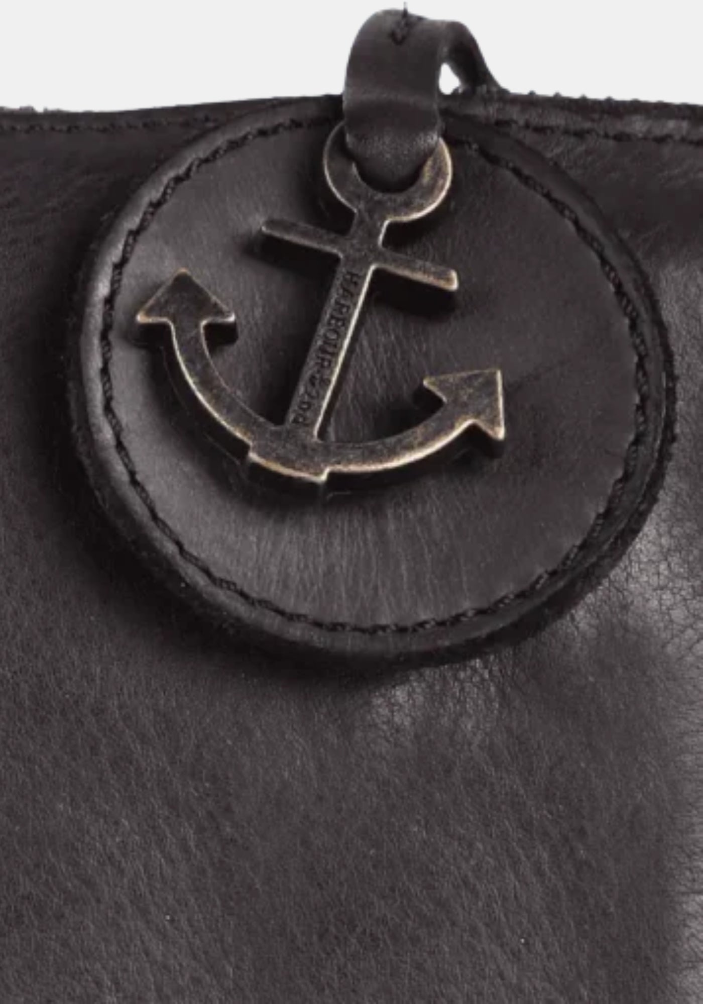 Makroaufnahme Anker‑Patch Umhängetasche Tiani Harbour 2nd aus gewaschenem Rindsleder – dark ash | Detailansicht