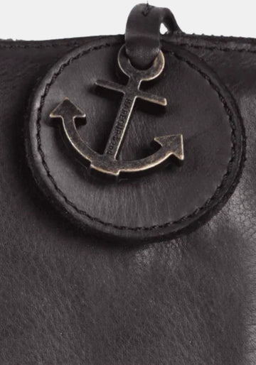 Makroaufnahme Anker‑Patch Umhängetasche Tiani Harbour 2nd aus gewaschenem Rindsleder – dark ash | Detailansicht