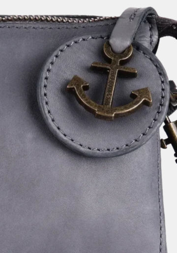 Makroaufnahme Anker‑Patch Umhängetasche Tiani Harbour 2nd aus gewaschenem Rindsleder – dolphin | Detailansicht