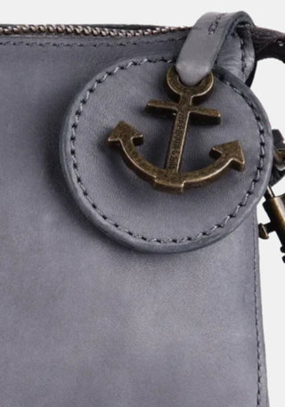 Makroaufnahme Anker‑Patch Umhängetasche Tiani Harbour 2nd aus gewaschenem Rindsleder – dolphin | Detailansicht