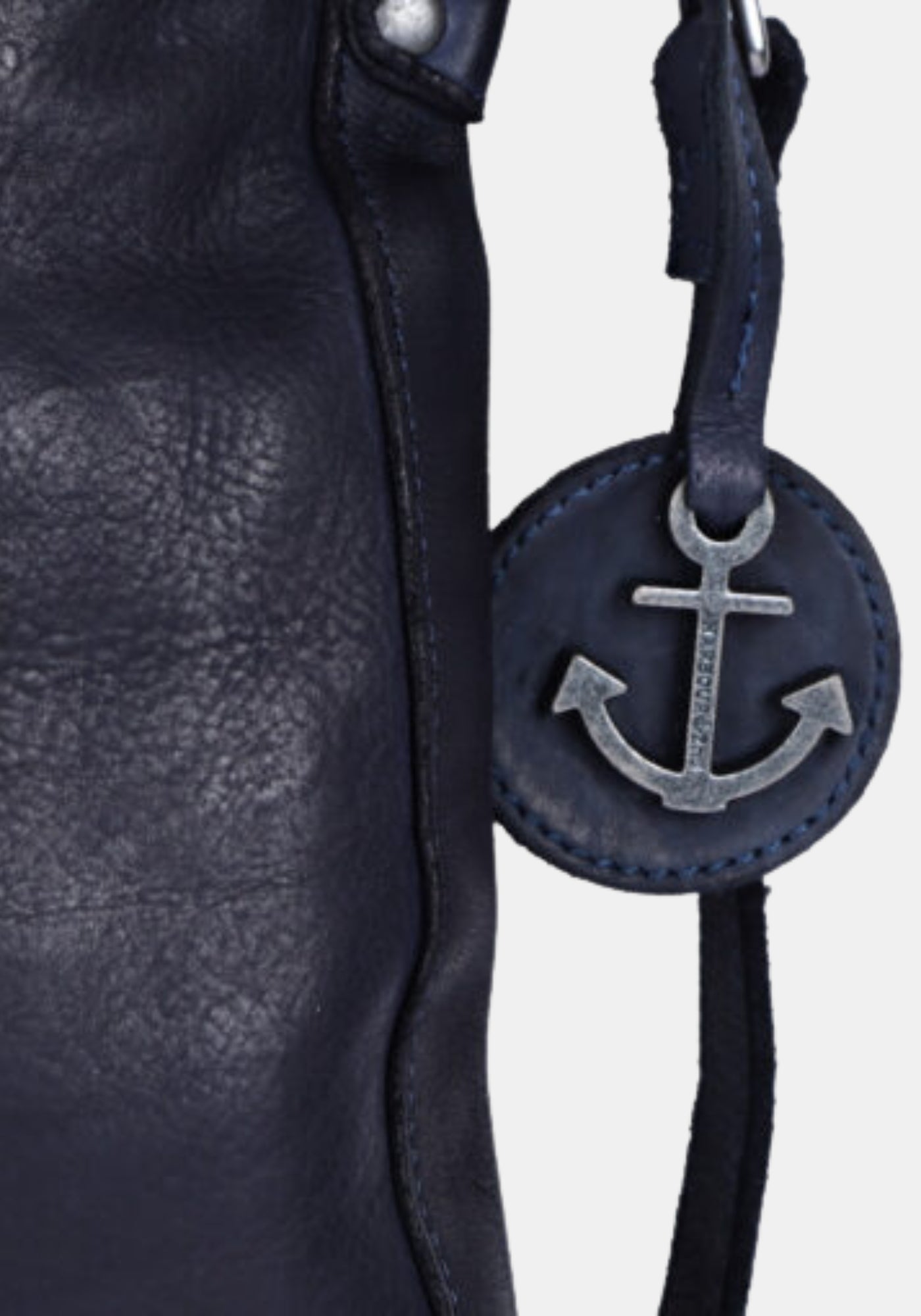 Makroaufnahme Anker‑Patch Schultertasche Vera Harbour 2nd aus gewaschenem Rindleder – midnight navy | Detailansicht