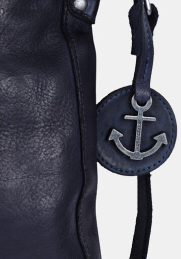 Makroaufnahme Anker‑Patch Schultertasche Vera Harbour 2nd aus gewaschenem Rindleder – midnight navy | Detailansicht