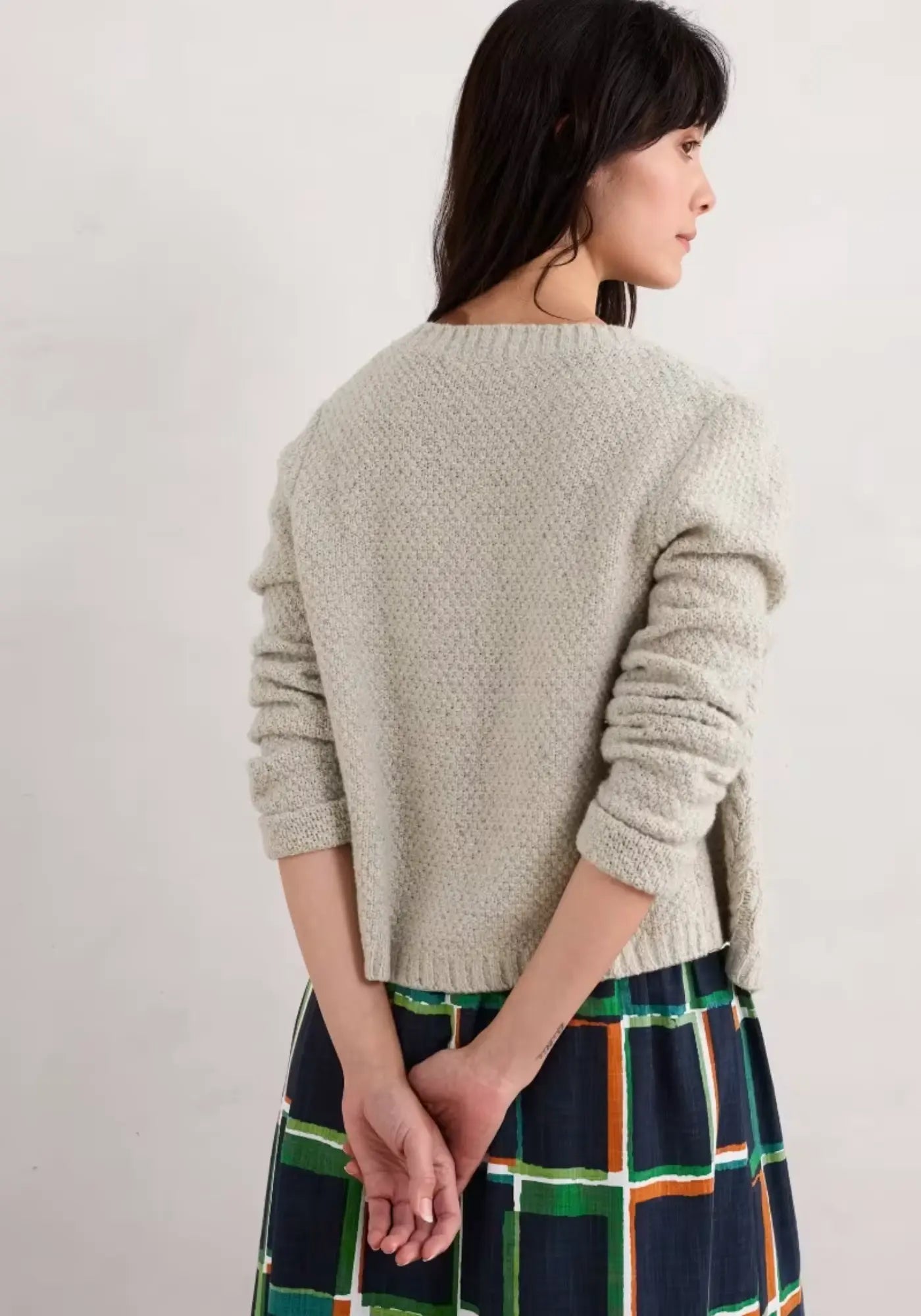 Diese Tressa Strickjacke in Grau ist aus einem weichen Merino-Mix gefertigt und bietet ein klassisches Zopfmuster. Perfekt für einen stilvollen und nachhaltigen Look.