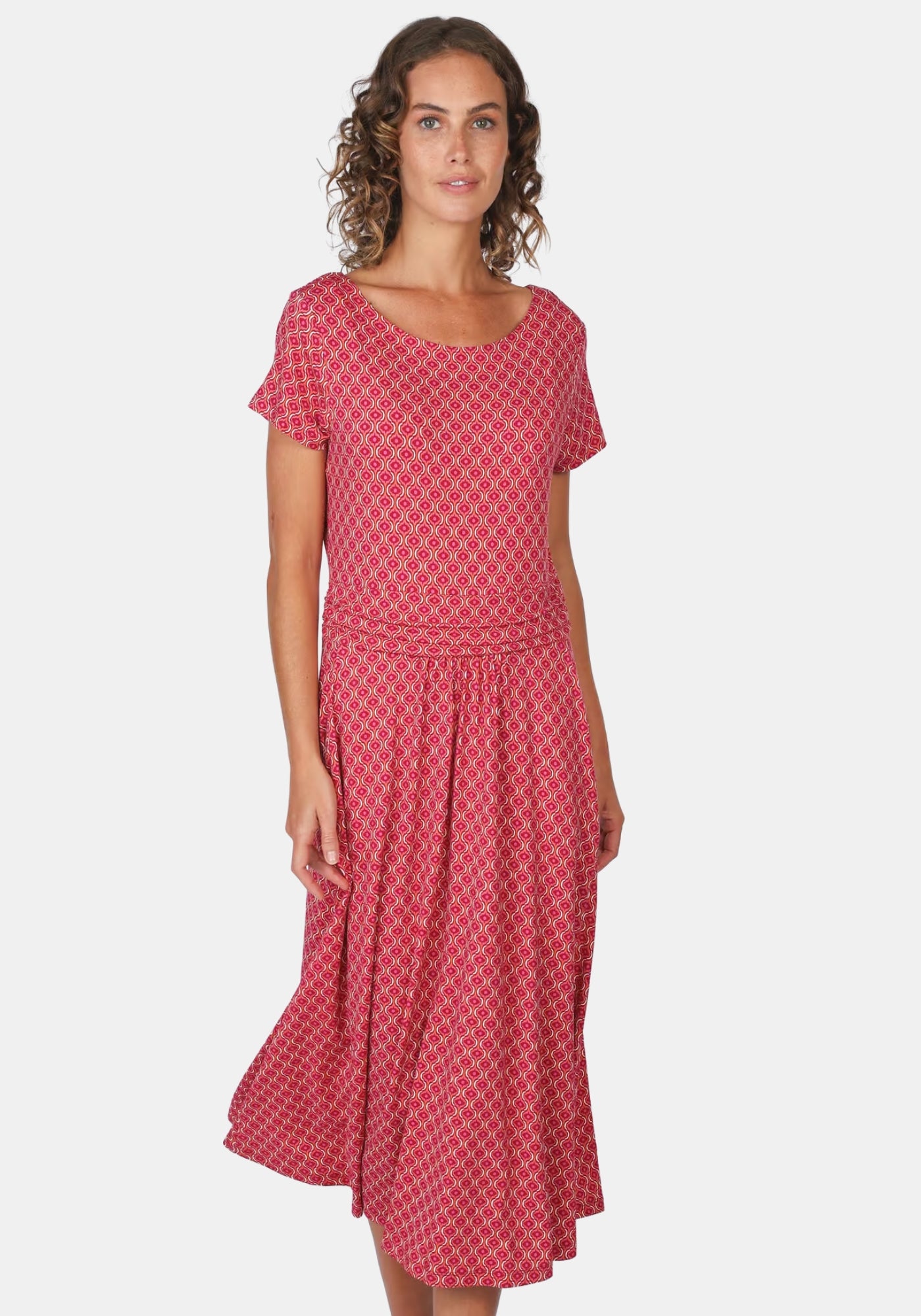Modell im Sorgenfri Sylt Kleid Malind Summer Tile – rubin | tailliertes Midikleid mit U‑Boot‑Ausschnitt, kurzen Ärmeln und schwingendem Rock