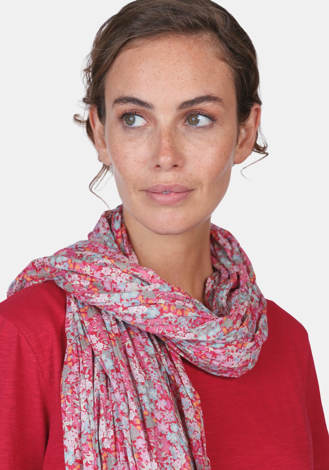 Frontalportrait Frau präsentiert Sorgenfri Sylt Schal Jaltea aus Baumwolle – rubin | floral | Portrait‑Vorderansicht